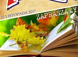 Plakat zapraszający na imprezę ze zdjęciem książki obsypanej jesiennymi liśćmi