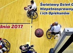 Plakat zapraszający na imprezę ze zdjęciem zawodników koszykówki na wózkach