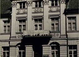 Historyczne zdjęcie secesyjnej kamienicy przy ul. Tumskiej 8 w Płocku z banerem na balkonie „Secesja w Polsce”