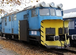 Zabytkowa lokomotywa ze specjalnym pługiem śnieżnym i dodatkowym doświetleniem