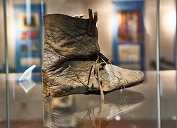 Gablota ze starym butem skórzanym, pomarszczonym