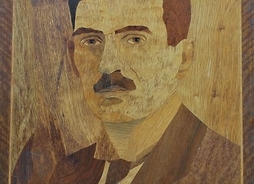 Portret wykonany z różnokolorowych kawałków drewna