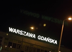 Nocne zdjęcie dachu Dworca Gdańskiego z zapalonym neonem z nazwą dworca