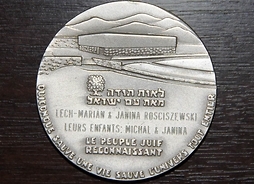 Srebrny medal z wygrawerowanymi imionami członków rodziny i opisem po hebrajsku