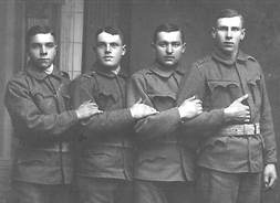 Żołnierze w mundurach pozujący do zdjęcia ustawieni w rzędzie