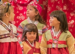 Cztery dziewczynki, dwie Polki, dwie Koreanki w tradycyjnych koreańskich strojach