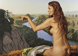 Obraz od tyłu klęczącej na wzgórzu nagiej kobiety pokazującej palcem lewej ręki na kolibra wiszącego w powietrzu tuż obok niej. W głębi dolina z rzeką