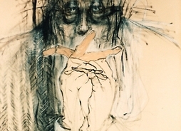 Rysunek tuszem przedstawiający twarz starszego mężczyzny z częściowo splecionymi rękoma przed nią