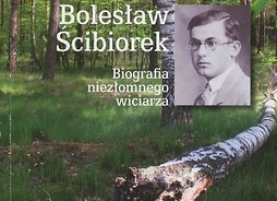 Okładka książki „Bolesław Ścibiorek. Biografia niezłomnego wiciarza” z widokiem lasu, złamaną brzozą i portretem bohatera w garniturze i okularach
