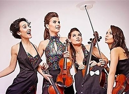 Zdjęcie przedstawia cztery członkinie kwartetu z instrumentami muzycznymi