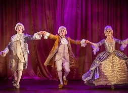 Troje aktorów w strojach dworskich XVII-wiecznych, w perukach i różu