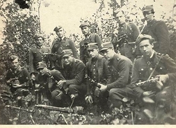 Plakat zachęcający do udziału w wydarzeniu. Zdjęcie historyczne - grupa żołnierzy podziemia pozuje do zdjęcia