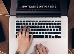 Plakat zachęcający do udziału w spotkaniu, zawierający zdjęcie przedstawiające otwarty laptop i dłonie osoby piszącej na klawiaturze