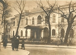 Zdjęcie przedstawia budynek sejmu z 1919 r.