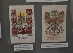 dwie pocztówki na szarym tle, przedstwiają orła w koronie i herby miast oraz orły na Wawelu