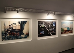 Zdjęcie przedstawia częśc ekspozycji, tj. trzy fotografie o tematyce związanej z koleją