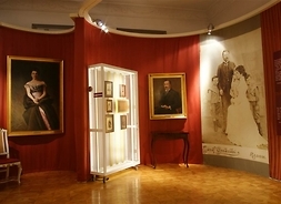 Sala w Muzeum Witolda Gombrowicza. W tle portrety rodziców Witolda Gombrowicza