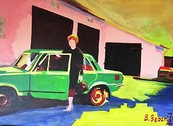 Obraz, który przedstawia kobietę przy samochodzie. W tle znajduje się budynek