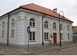 Zdjęcie przedstawia budynek z zewnątrz siedzibę Muzeum Żydów Mazowieckich