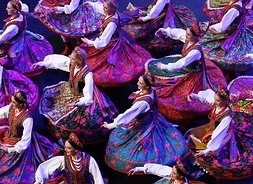Kadr z występu zespołu mazowsze - tancerki wirują w tańcu z rozłożonymi w koło spódnicami