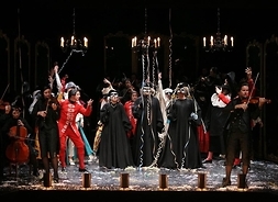 Grupa artystów w kostiumach, na scenie podczas występu