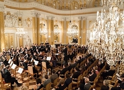 Zdjęcie przedstawia muzyków podczas koncertu oraz widownię