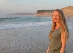 Zdjęcie przedstawia pisarkę Agatę Kołakowską stojącą na tle morza