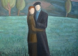 Zdjęcie obrazu warszawskiej artystki, przedstawiające stojących obok siebie mężczyznę i kobietę na tle drzew