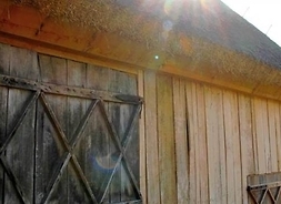 Zdjęcie przedstawia fragment drewnianego budynku