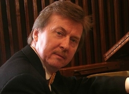 Zdjęcie portretowe Karola Radziwonowicza przy fortepianie