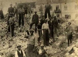Zdjęcie archiwalne, na którym uwiecznioną grupę ludzi pracujących przy gruzowisku