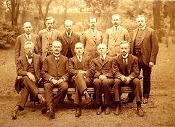 Zdjęcie archiwalne przedstawiające grupę osób - delegatów na Konferencję Pokojową w Paryżu