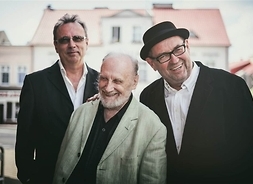 Zdjęcie przedstawia trzech muzyków: Włodzimierza Nahornego,  Mariusza Bogdanowicza i Piotra Biskupskiego