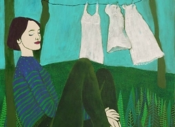 Zdjęcie obrazu. Kobieta siedzi oparta plecami o pień drzewa