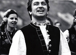 Zdjęcie przedstawia Stanisława Jopka w stroju ludowym, podczas koncertu plenerowego