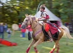 Mężczyzna w stroju szlachcica jadący na koniu. Zdjęcie w plenerze