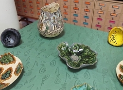 Na zdjęciu uwieczniono naczynia ceramiczne ręcznie wykonywane i zdobione, stojące na stole