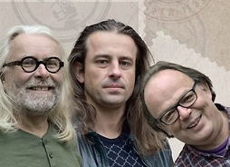Zdjęcie portretowe trzech muzyków