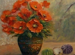 Zdjęcie prezentuje obraz, na którym widoczne są kwiaty w wazonie stojące na stole w waz