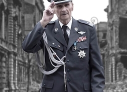 Plakat zawierający zdjęcie generała Ścibora-Rylskiego w mundurze wojskowym