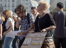 Zdjęcie przedstawia uczestników demonstracji z transparentami