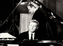 Mężczyzna grający na fortepianie. Zdjęcie archiwalne