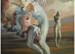 Obraz, artystyczna wizja autora przedstawiająca dwie postaci. Na pierwszym planie pochylony człowiek, na którym siedzą ptaki kt
