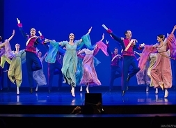 Tancerze w strojach scenicznych podczas występu