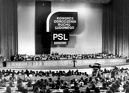 Zdjęcie archiwalne, przedstawiające salę obrad i uczestników kongresu z 1989 r.