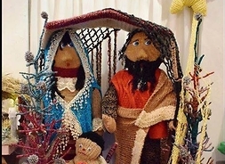 Bożonarodzeniowa szopka betlejemska, z postaciami świętej rodziny wykonanymi z włóczki