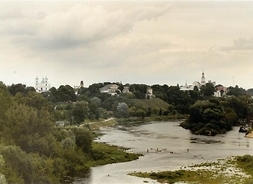 Zdjęcie przedstawia panoramę miasta od strony rzeki