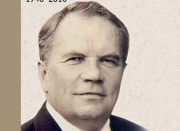 Okładka książki „Ze wsi do historii" zawierająca zdjęcie mężczyzny w garniturze oraz krawacie
