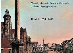 Okładka książki przedstawiająca archiwalne zdjęcie zabudowy miasta z kamienicami i wysokim postumentem na pierwszym planie. Po rynku chodzą ludzie w stojach z epoki