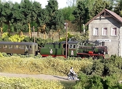 Makieta kolejowa. Pociąg stojący przy ubydnku stacji